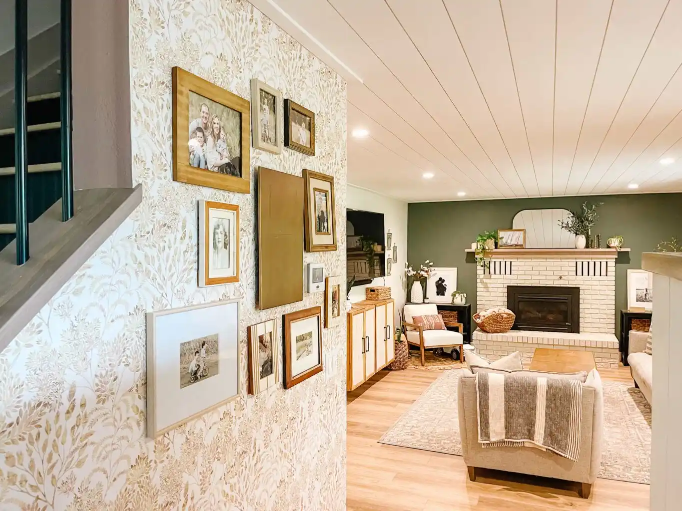 Wallpaper installation service in Grand Prairie, TX